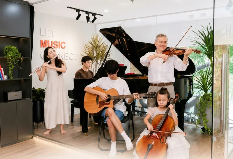 Giảng viên hướng dẫn học viên trong phòng học violin
